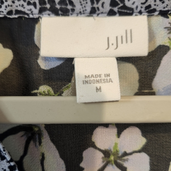 J. Jill Navy Blue Floral And Lace Blouse With Mother Of Pearl Button Detail Sz M - Picture 4 of 8